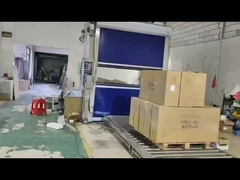 angepasste Luftduschkabine, die sich an der Wand lehnt und auf beiden Seiten bläst